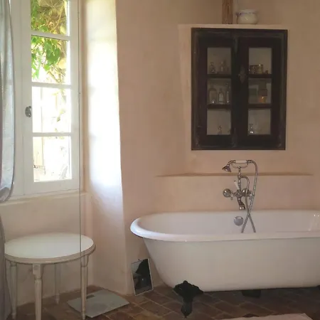 Alloggio per agriturismo Le Midi, A Refined Master House In Provence With A Swimming Pool Valensole