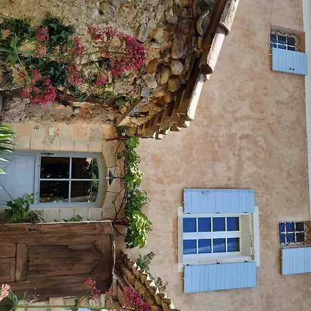 Alloggio per agriturismo Le Midi, A Refined Master House In Provence With A Swimming Pool Valensole